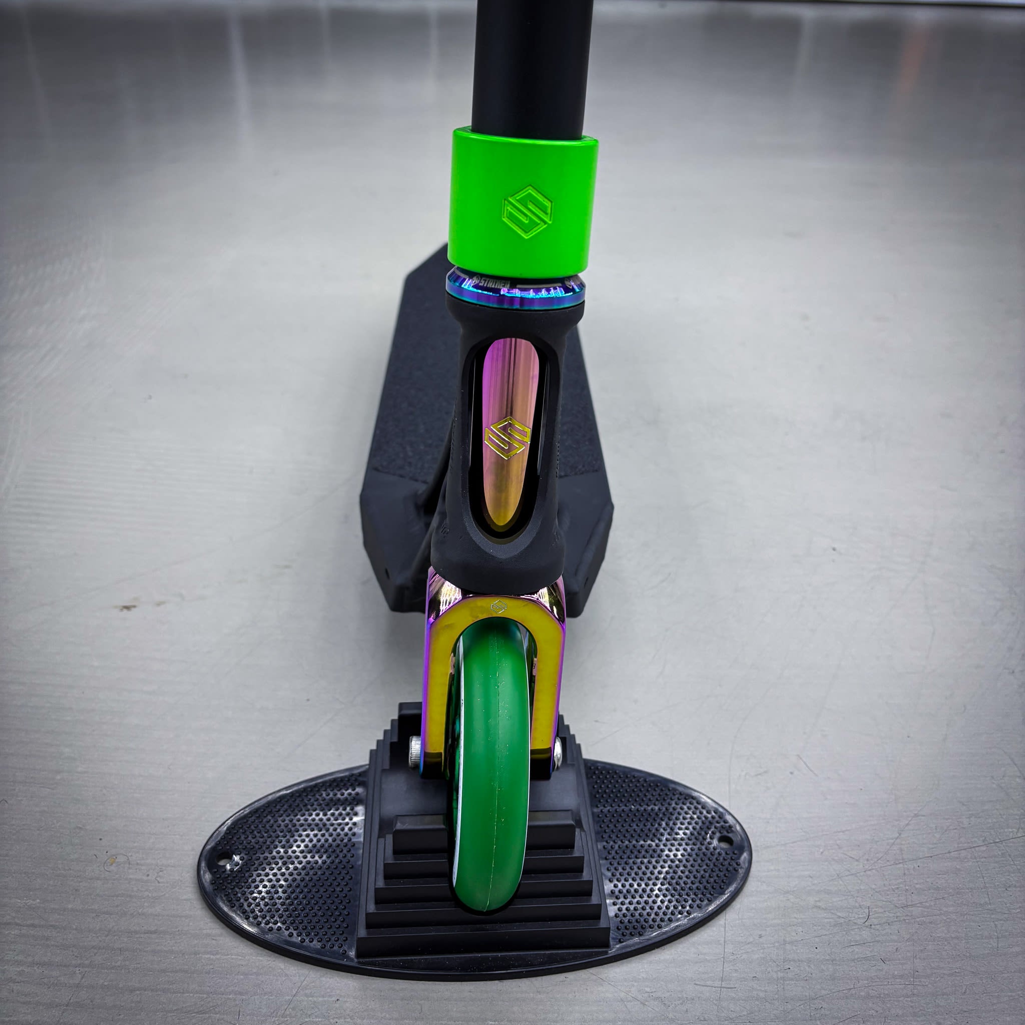 Striker Ethic Black/Green 500 Custom Build - Schwarz/Grün-ScootWorld.de