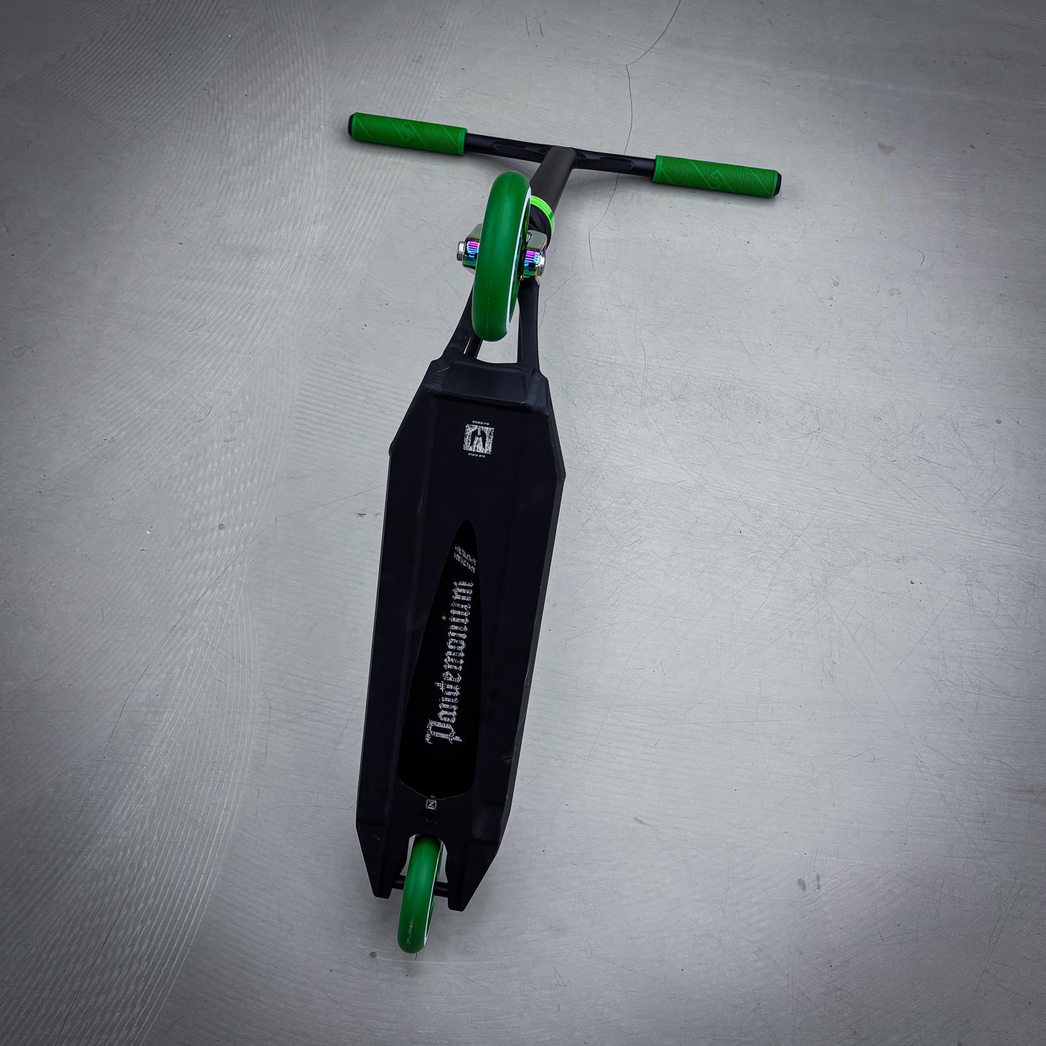Striker Ethic Black/Green 500 Custom Build - Schwarz/Grün-ScootWorld.de