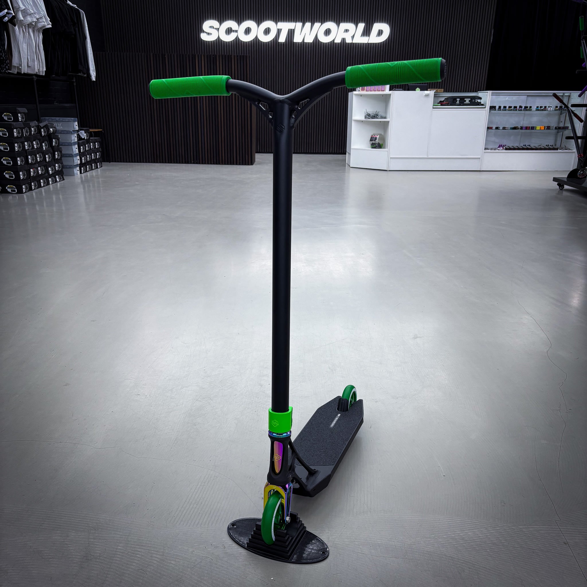 Striker Ethic Black/Green 460 Custom Build - Schwarz/Grün-ScootWorld.de