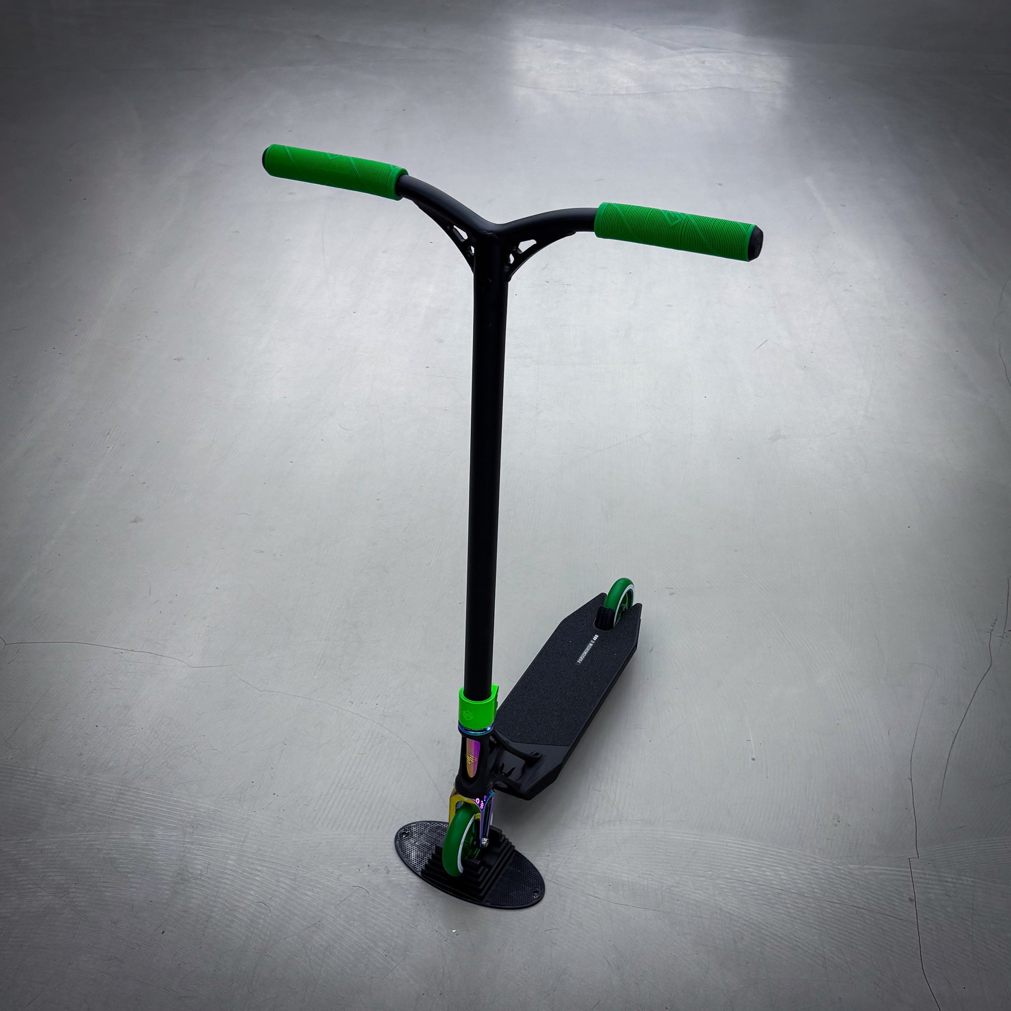Striker Ethic Black/Green 460 Custom Build - Schwarz/Grün-ScootWorld.de