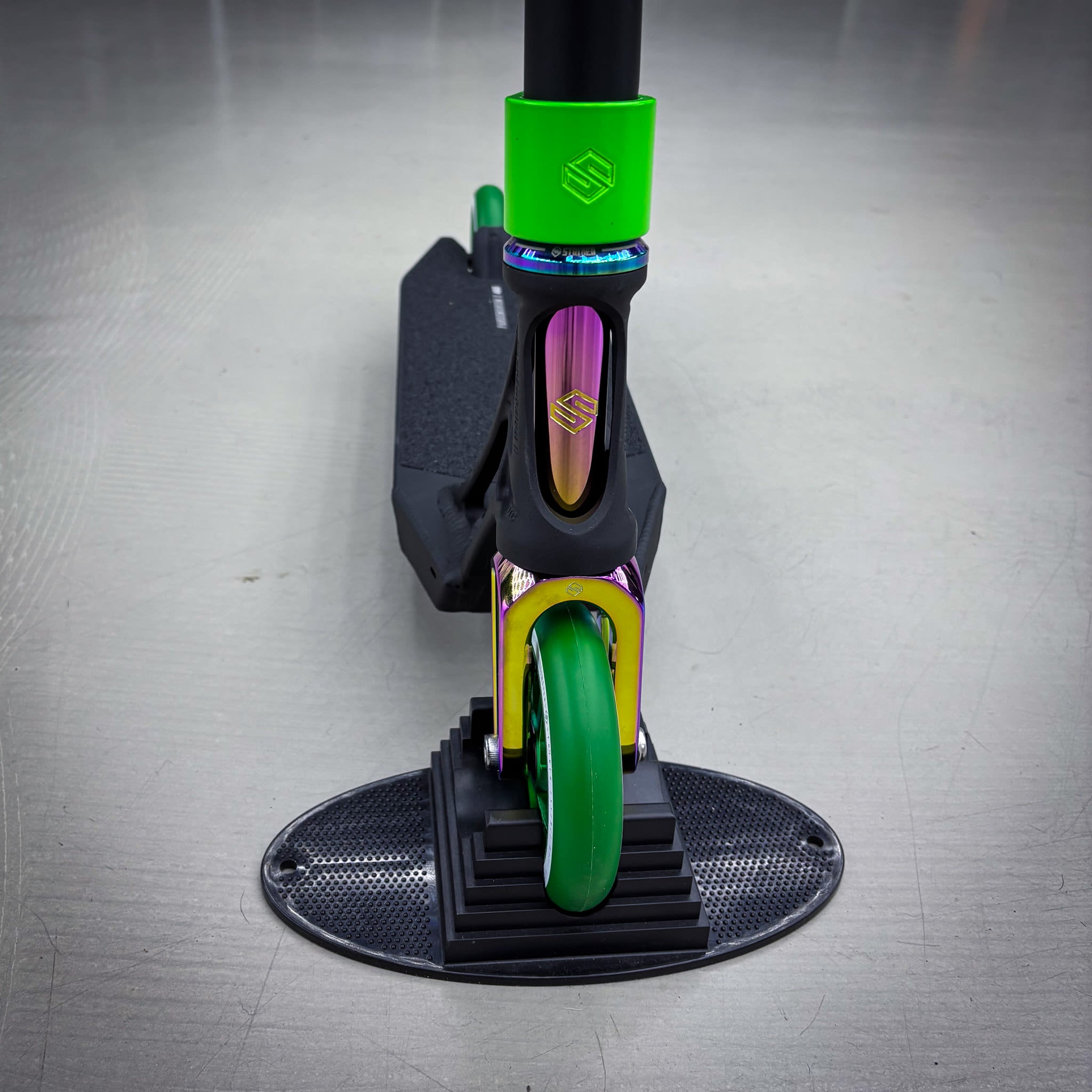 Striker Ethic Black/Green 460 Custom Build - Schwarz/Grün-ScootWorld.de