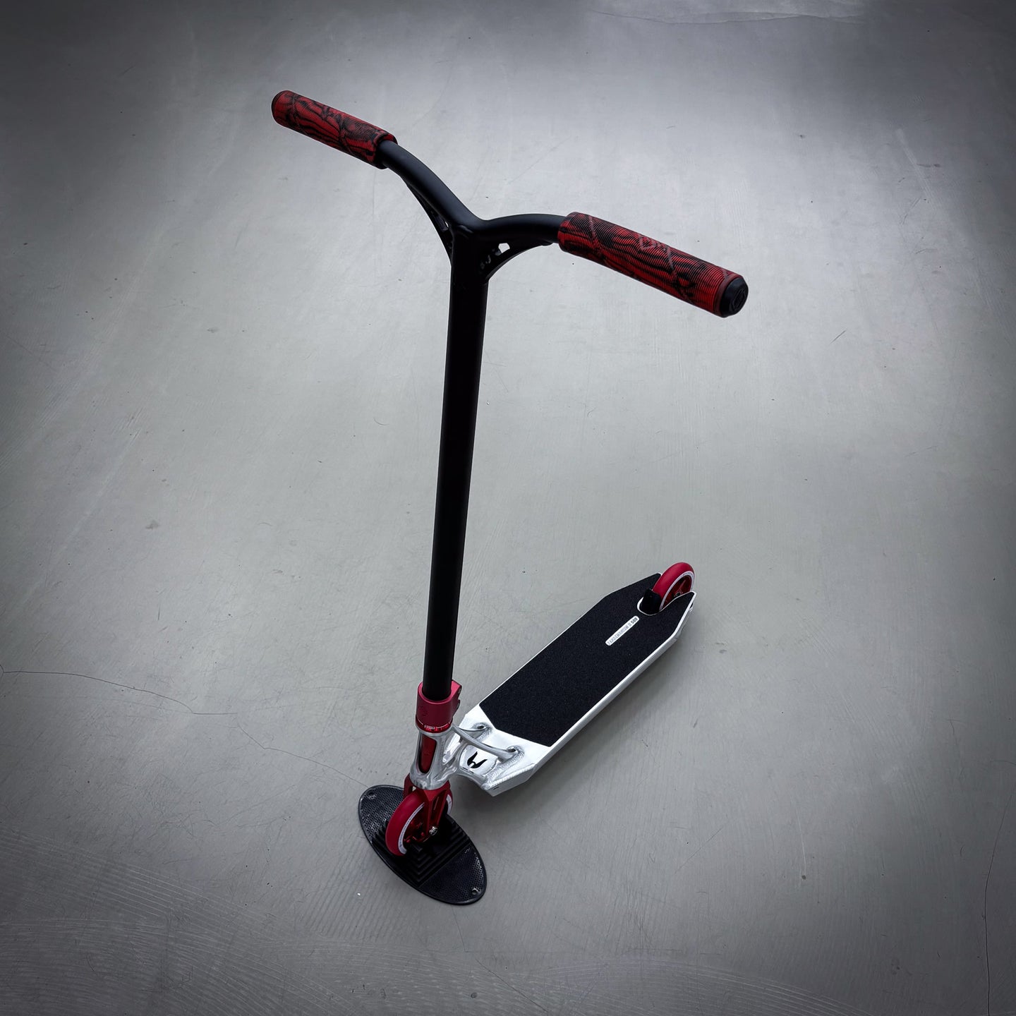 Striker Ethic Silver/Red 500 Custom Build - Schwarz/Rot-ScootWorld.de