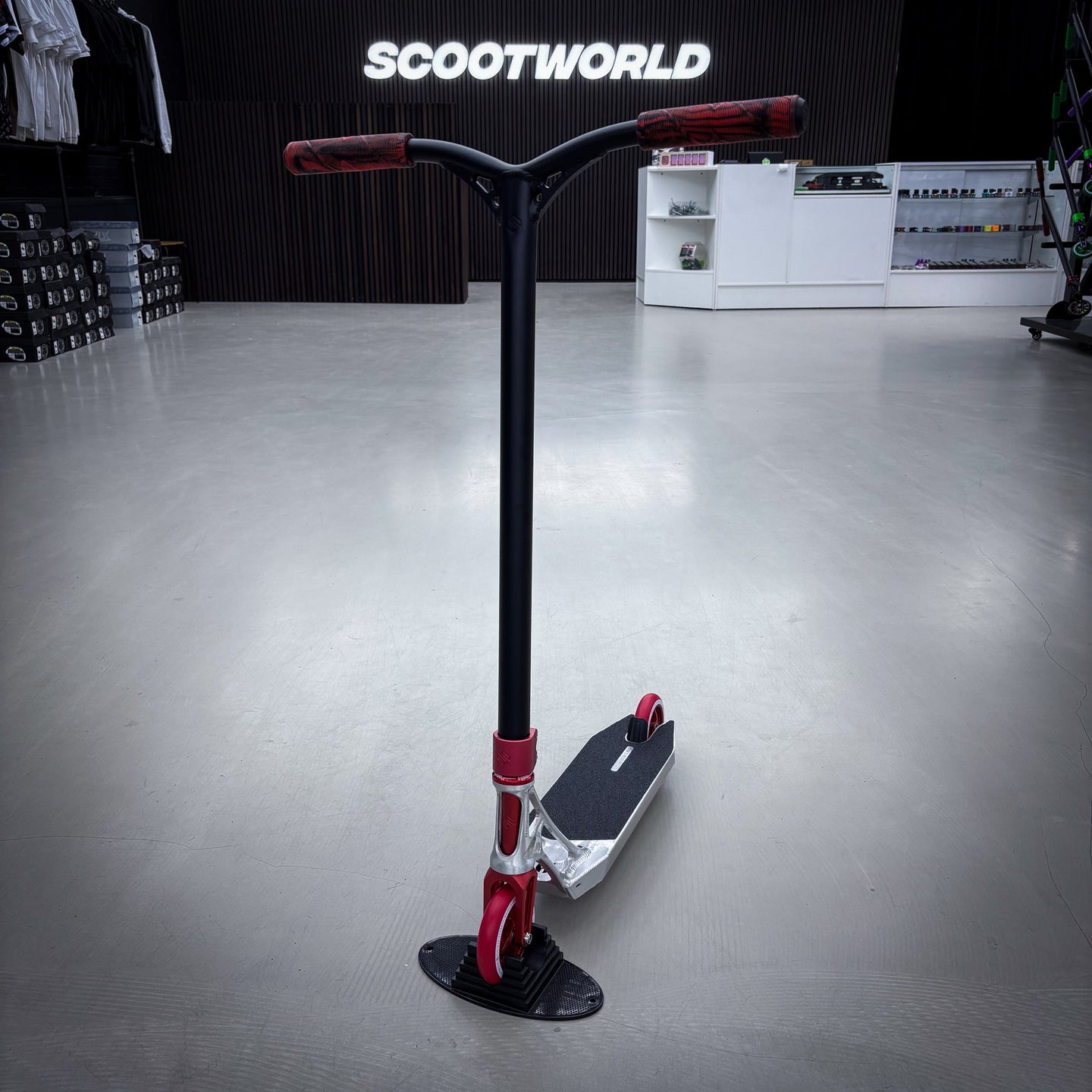 Striker Ethic Silver/Red 460 Custom Build - Schwarz/Rot-ScootWorld.de