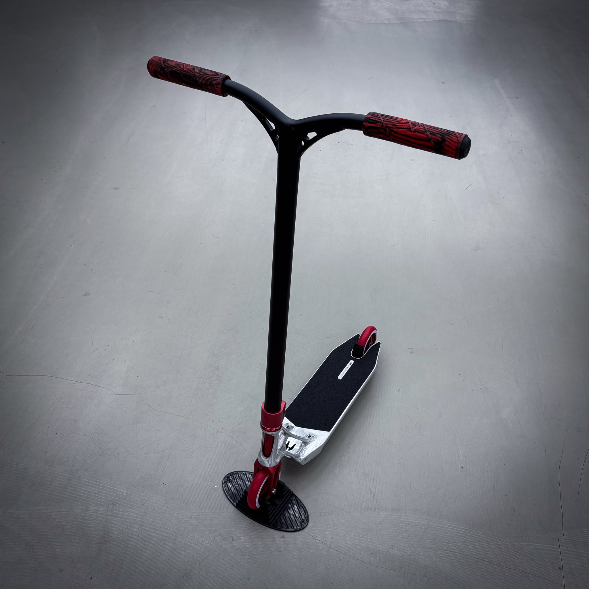 Striker Ethic Silver/Red 460 Custom Build - Schwarz/Rot-ScootWorld.de
