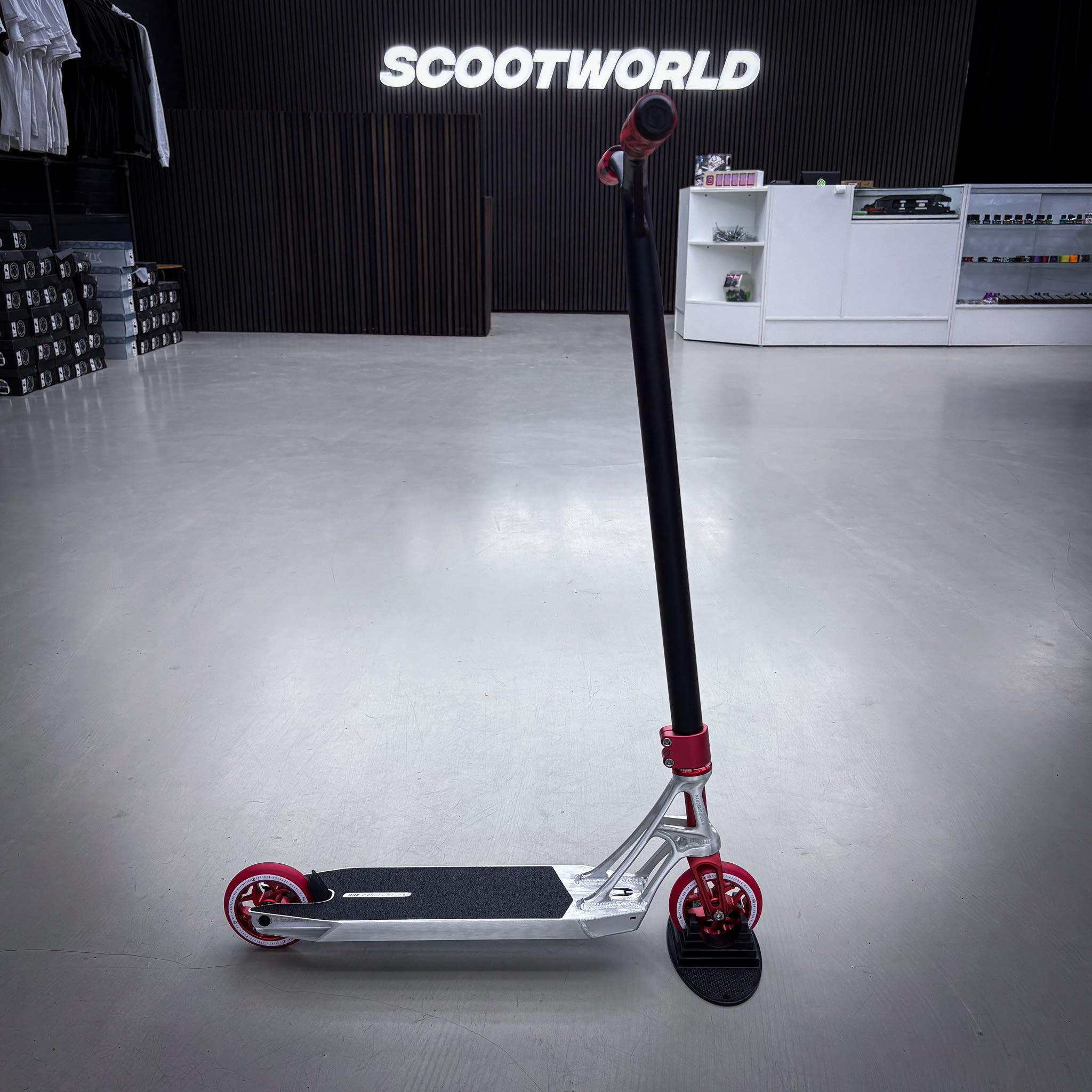 Striker Ethic Silver/Red 460 Custom Build - Schwarz/Rot-ScootWorld.de