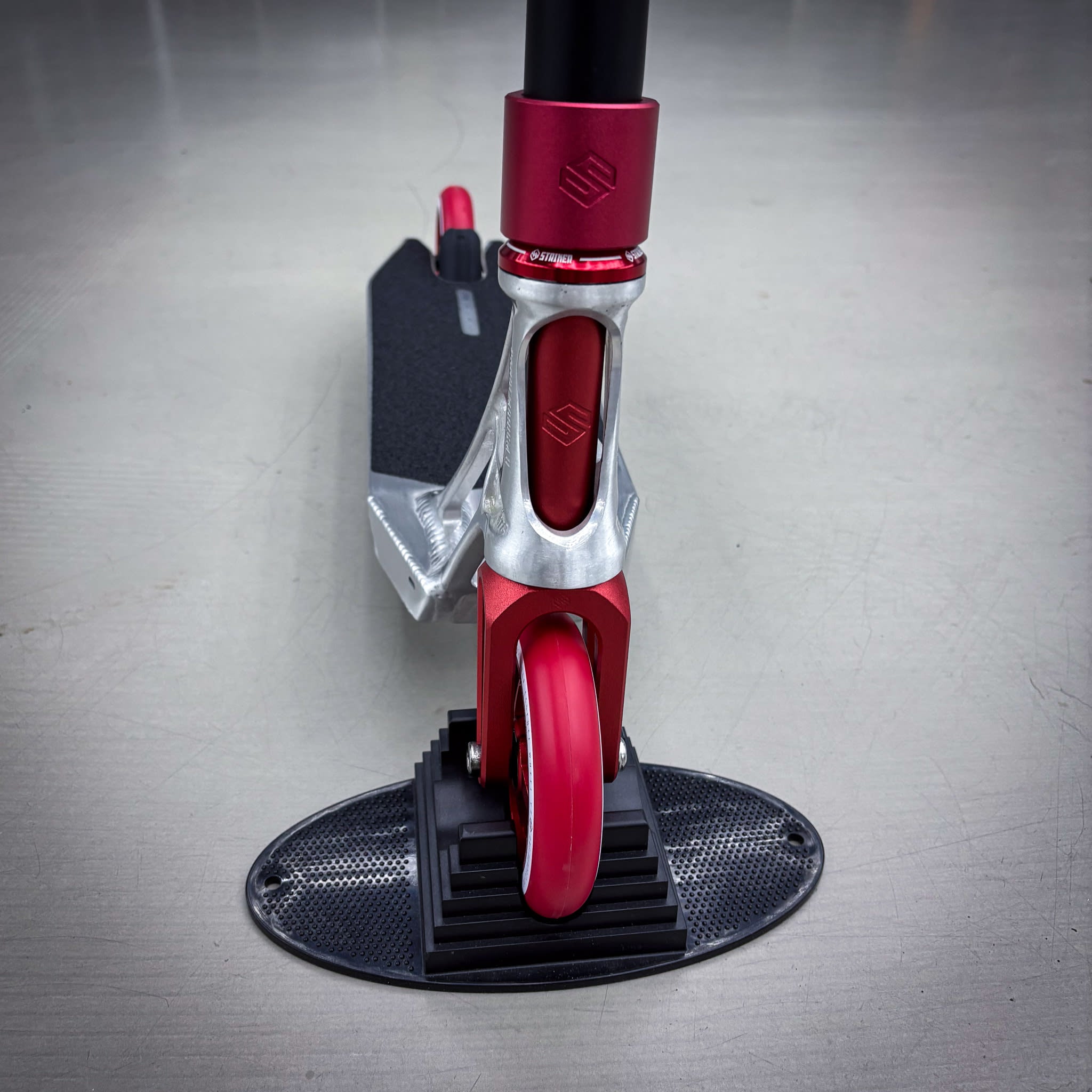 Striker Ethic Silver/Red 460 Custom Build - Schwarz/Rot-ScootWorld.de
