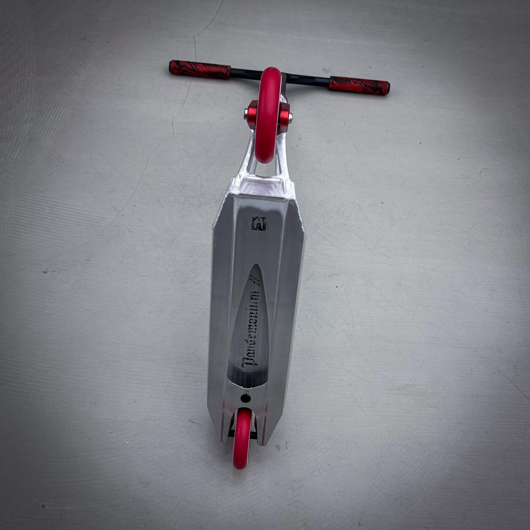 Striker Ethic Silver/Red 460 Custom Build - Schwarz/Rot-ScootWorld.de