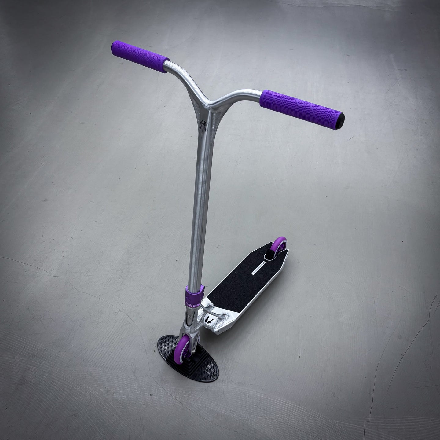 Striker Ethic Silver/Purple 460 Custom Build - Schwarz/Lila-ScootWorld.de