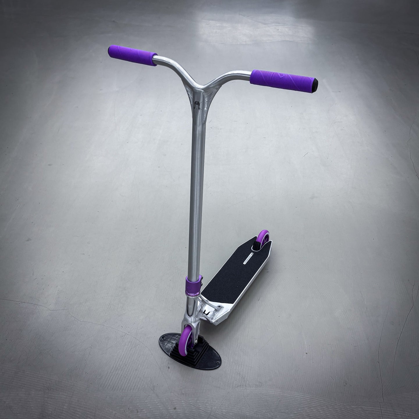 Striker Ethic Silver/Purple 500 Custom Build - Schwarz/Lila-ScootWorld.de