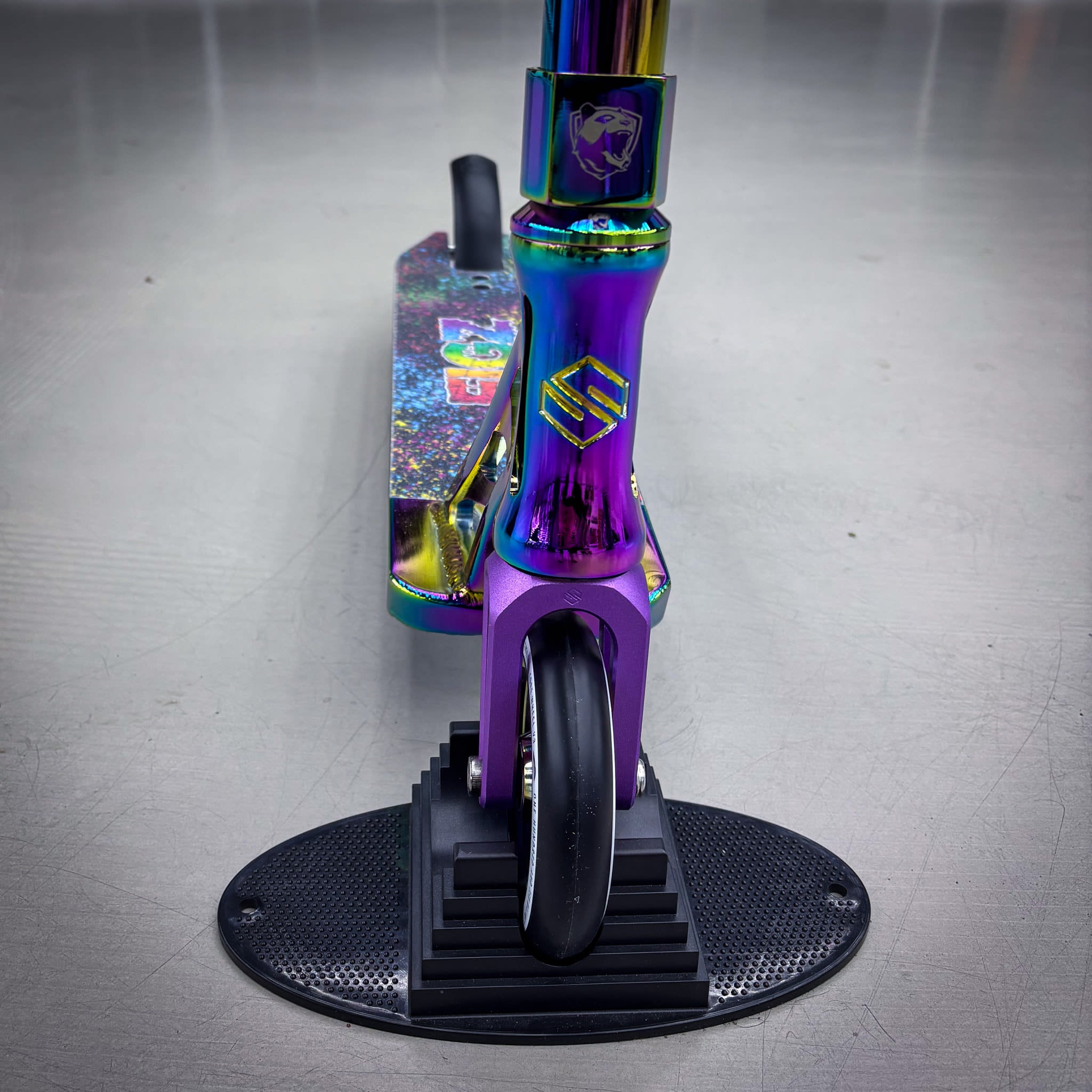 Striker Full Rainbow Custom Build - Regenbogen-ScootWorld.de