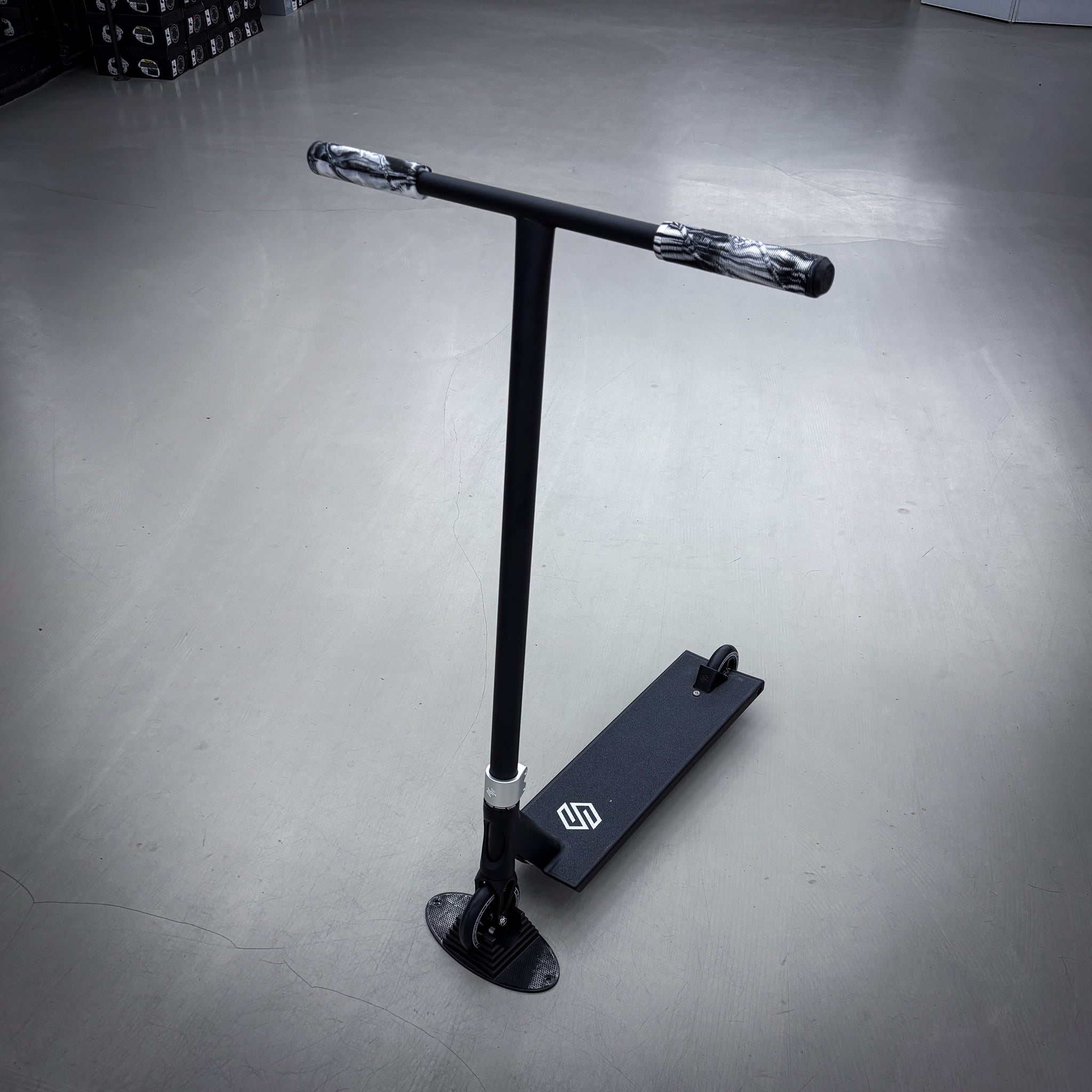 Striker Street Custom Scooter - Schwarz/Silber-ScootWorld.de