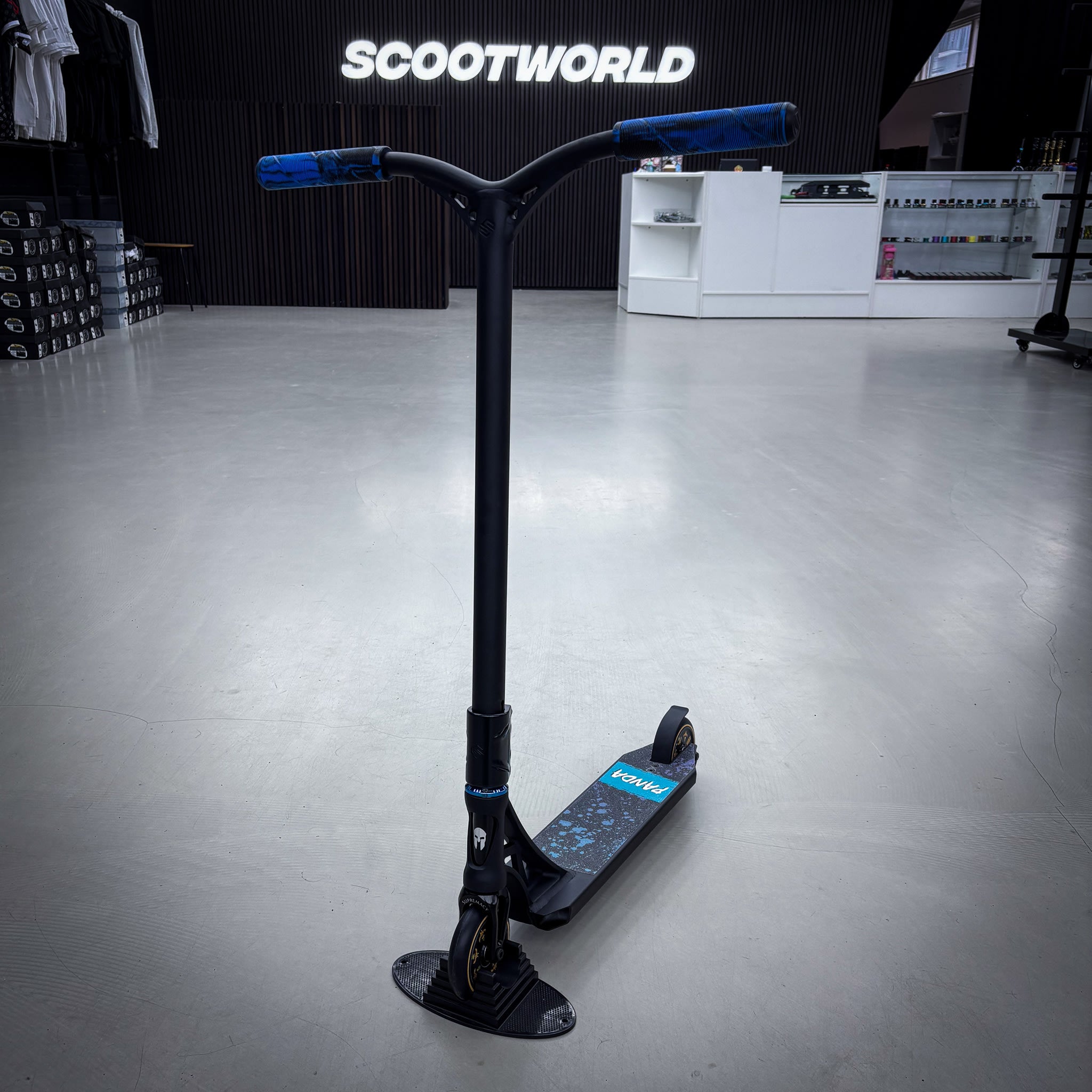 Striker Panda Custom Stunt Scooter - Schwarz/Blau-ScootWorld.de
