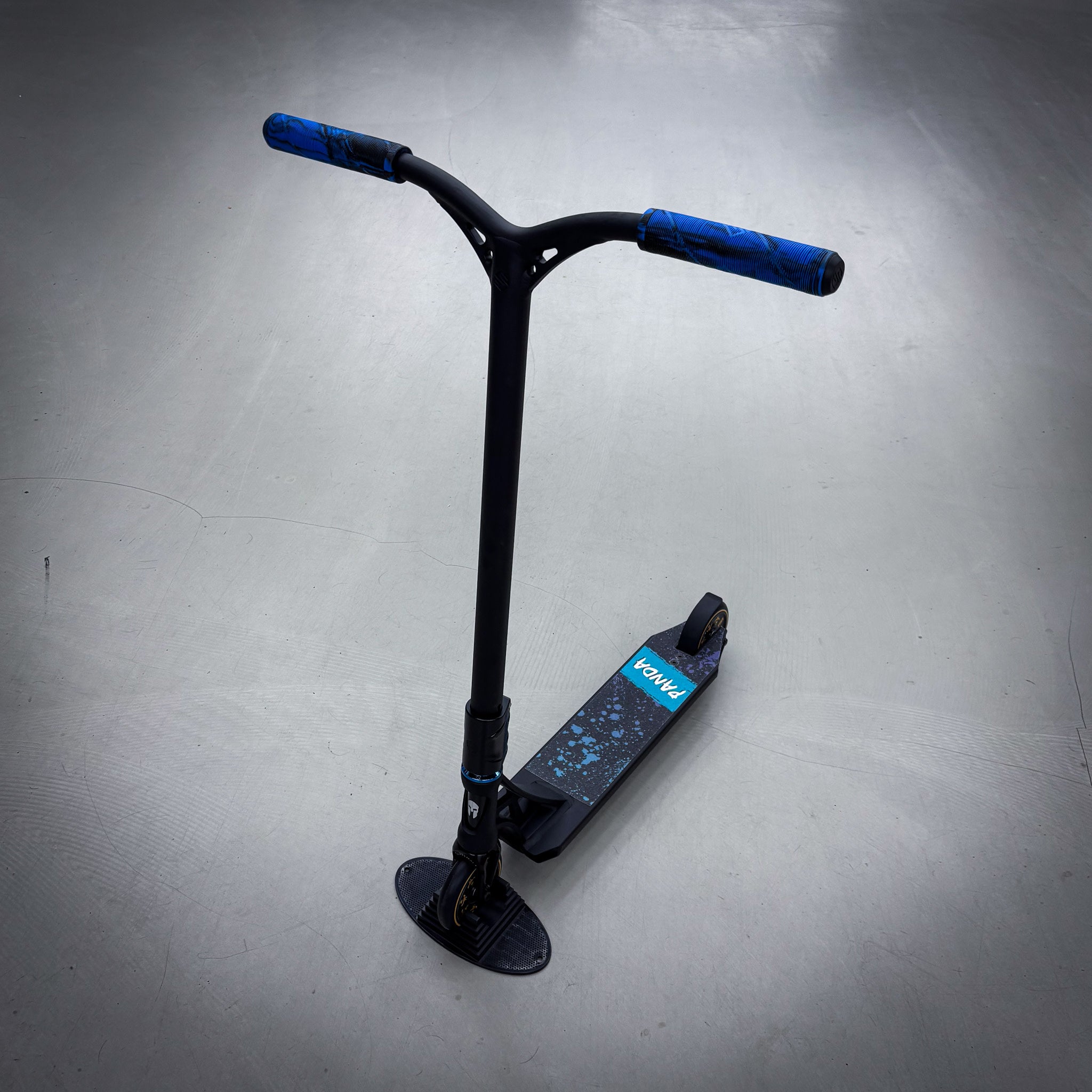 Striker Panda Custom Stunt Scooter Schwarz Blau ScootWorld de striker-panda-custom-stunt-scooter-schwarz-blau-scootworld-de