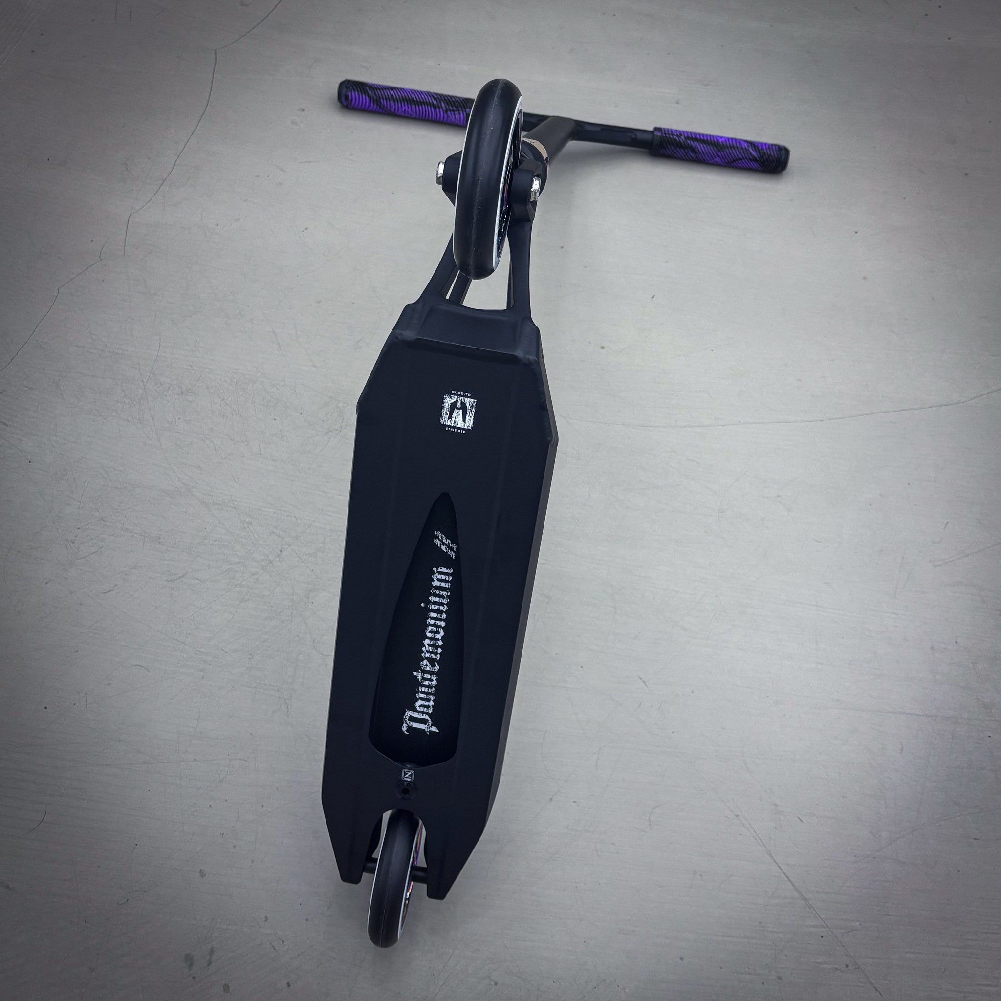 Striker Ethic Black/Rainbow Custom Stunt Scooter - Schwarz/Regenbogen-ScootWorld.de