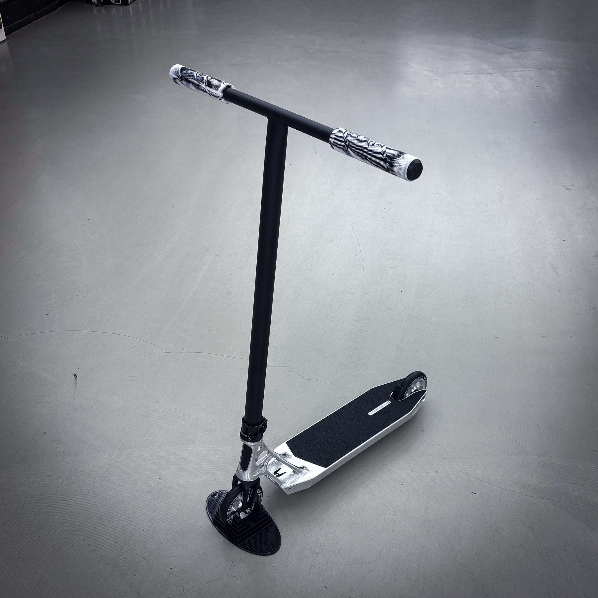 Striker Ethic Silver/Black Custom Stunt Scooter - Silber/Schwarz-ScootWorld.de