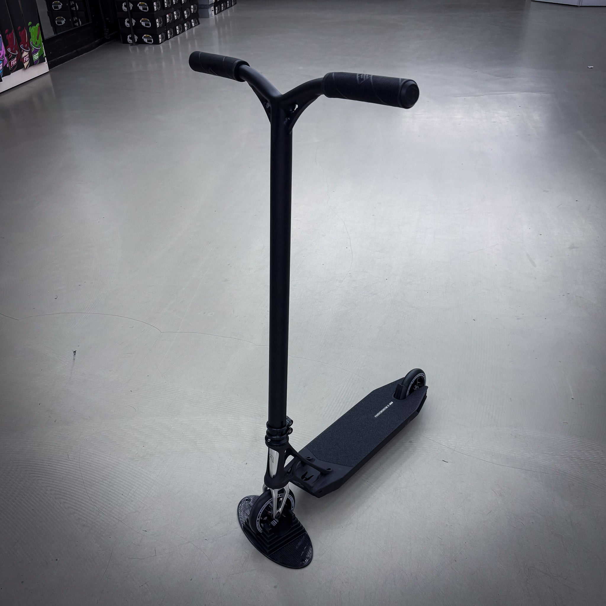 Striker Ethic Black Custom Scooter - Schwarz-ScootWorld.de