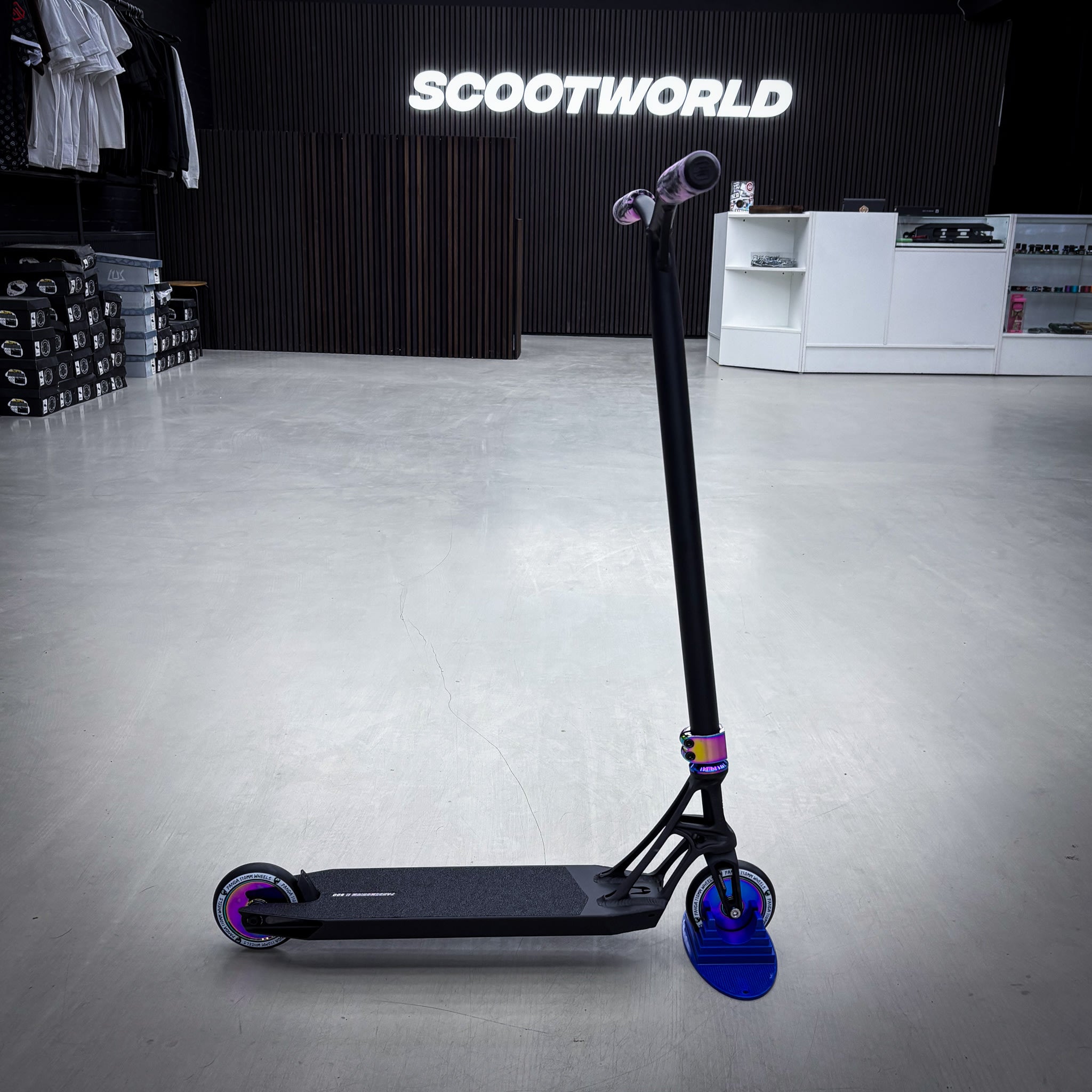 Striker Ethic Pande Black/Rainbow Custom Stunt Scooter - Schwarz/Regenbogen-ScootWorld.de