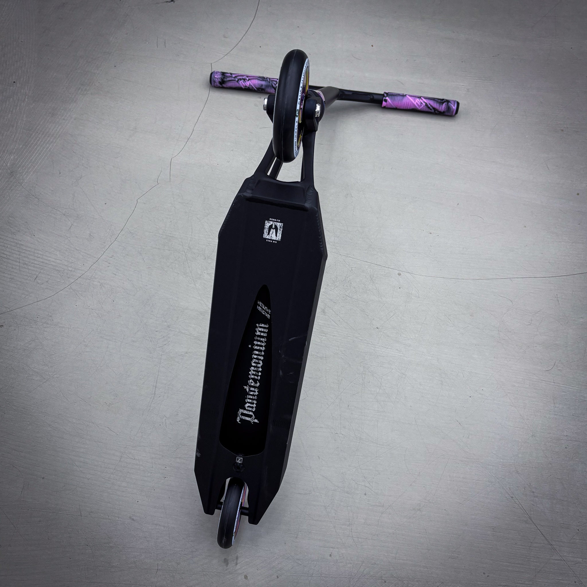 Striker Ethic Pande Black/Rainbow Custom Stunt Scooter - Schwarz/Regenbogen-ScootWorld.de