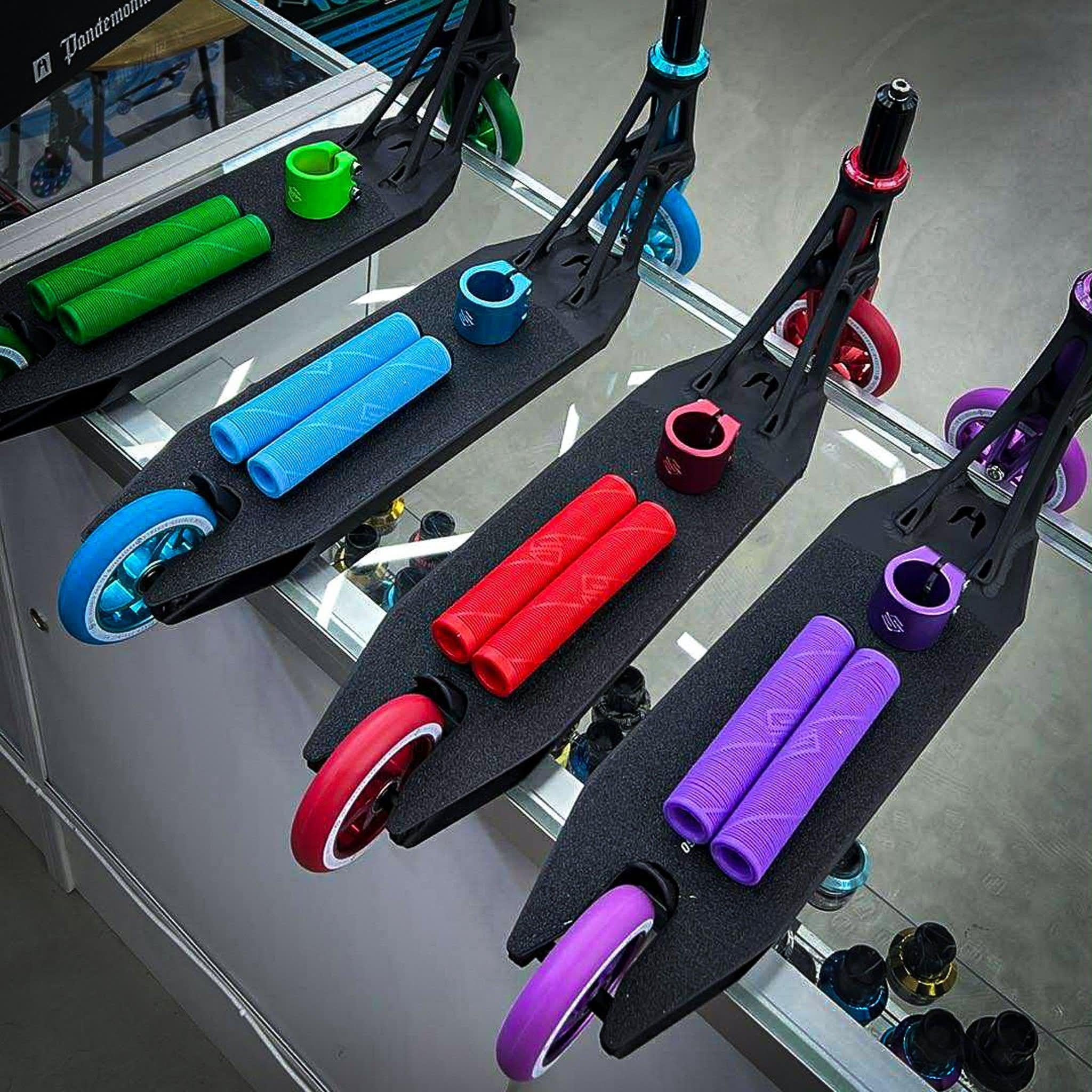 Striker Ethic Pande Custom Build - Schwarz/Lila-ScootWorld.de